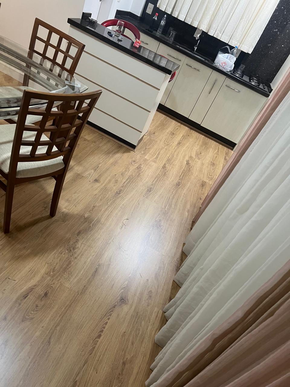 Piso laminado em cozinha com mesa de jantar