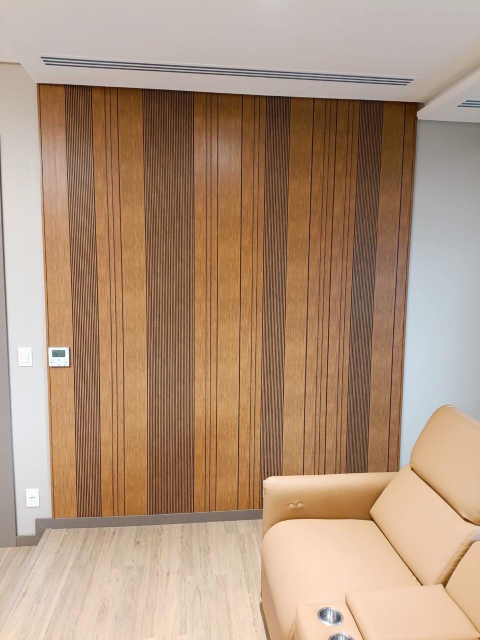 Painel ripado amadeirado em sala de estar