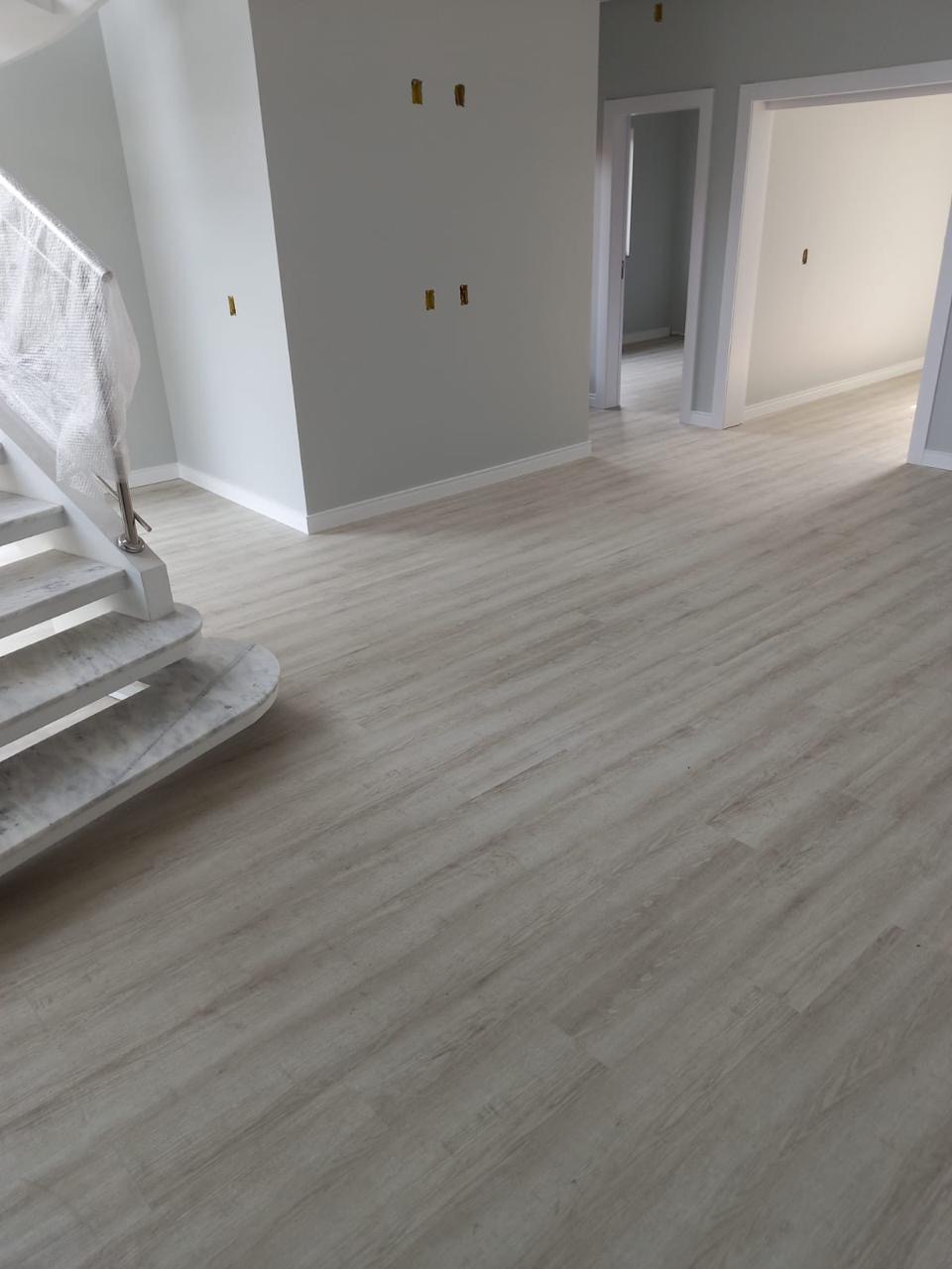 Piso vinílico instalado em ambiente amplo