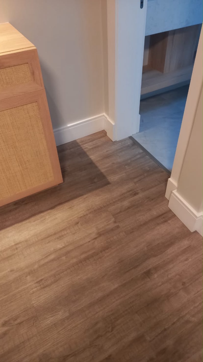 Piso vinílico rústico com rodapé branco