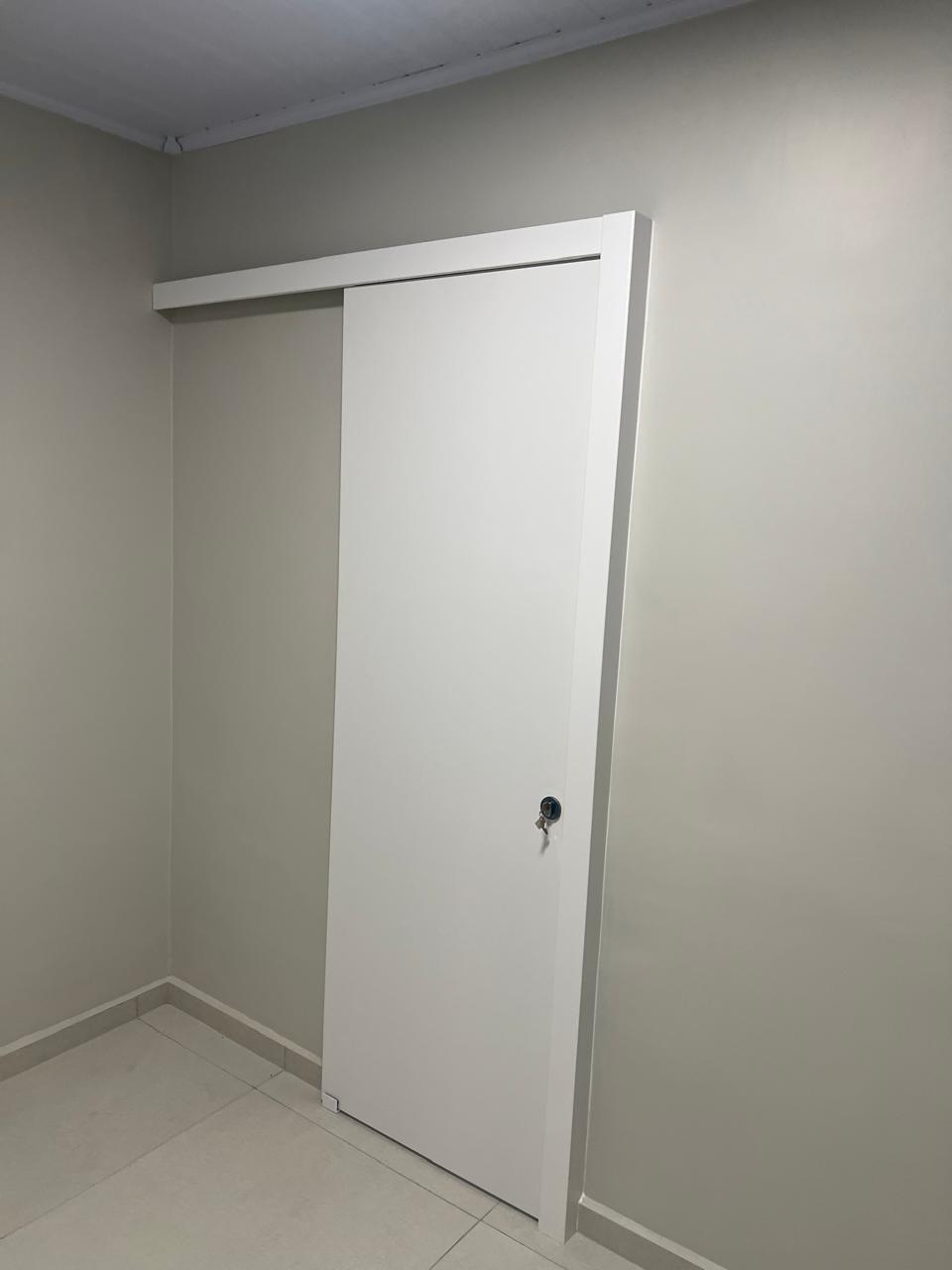 Porta de correr branca com trilho embutido