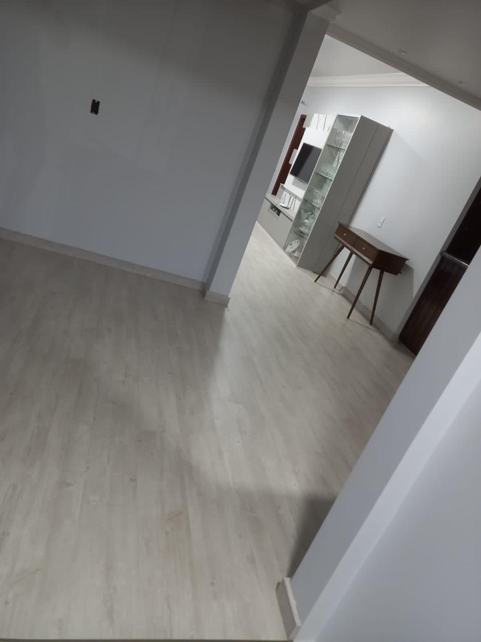 Piso vinílico cinza claro em sala