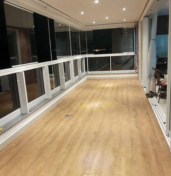 Piso vinílico claro em sacada envidraçada