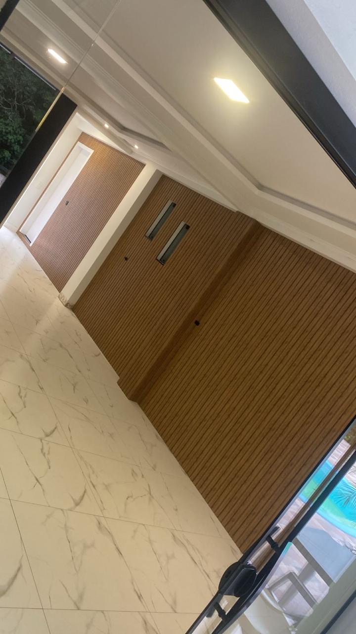 Painel ripado amadeirado em hall de entrada