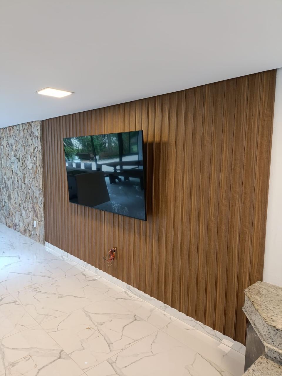 Painel ripado amadeirado para TV