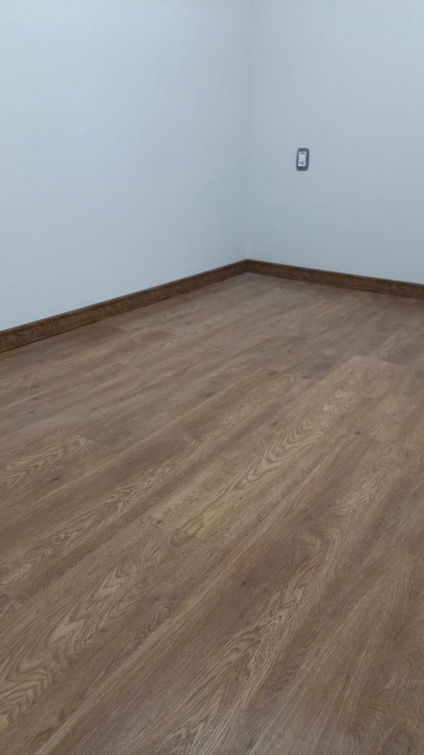 Piso laminado com rodapé amadeirado