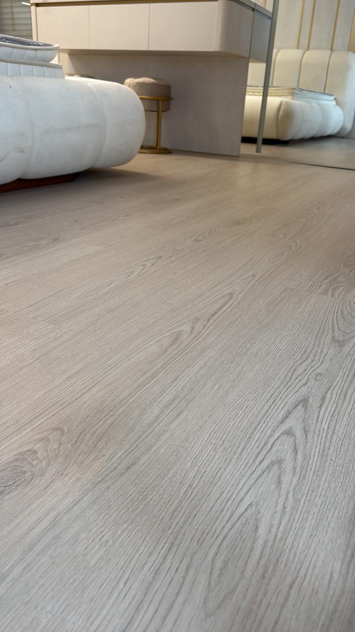 Piso vinílico claro em sala de estar sofisticada
