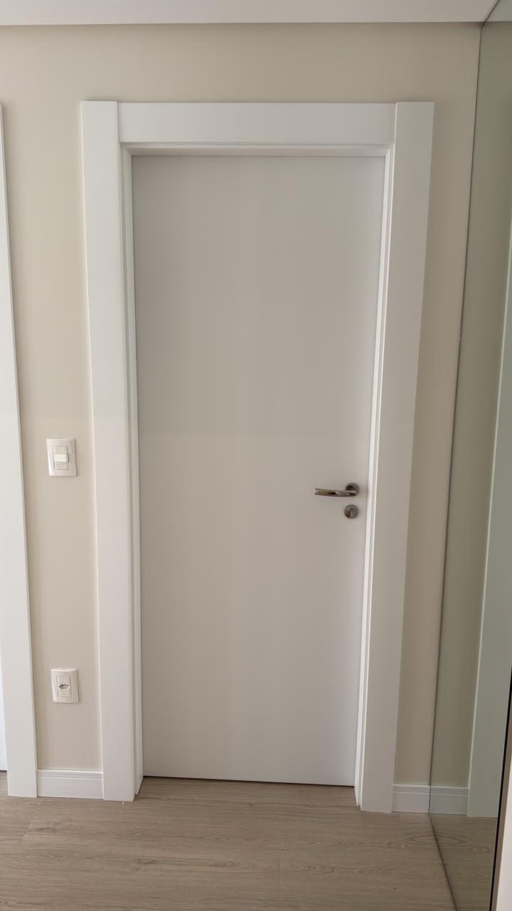 Porta branca com guarnição larga