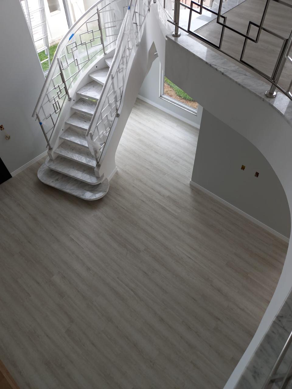 Piso vinílico em hall de escada