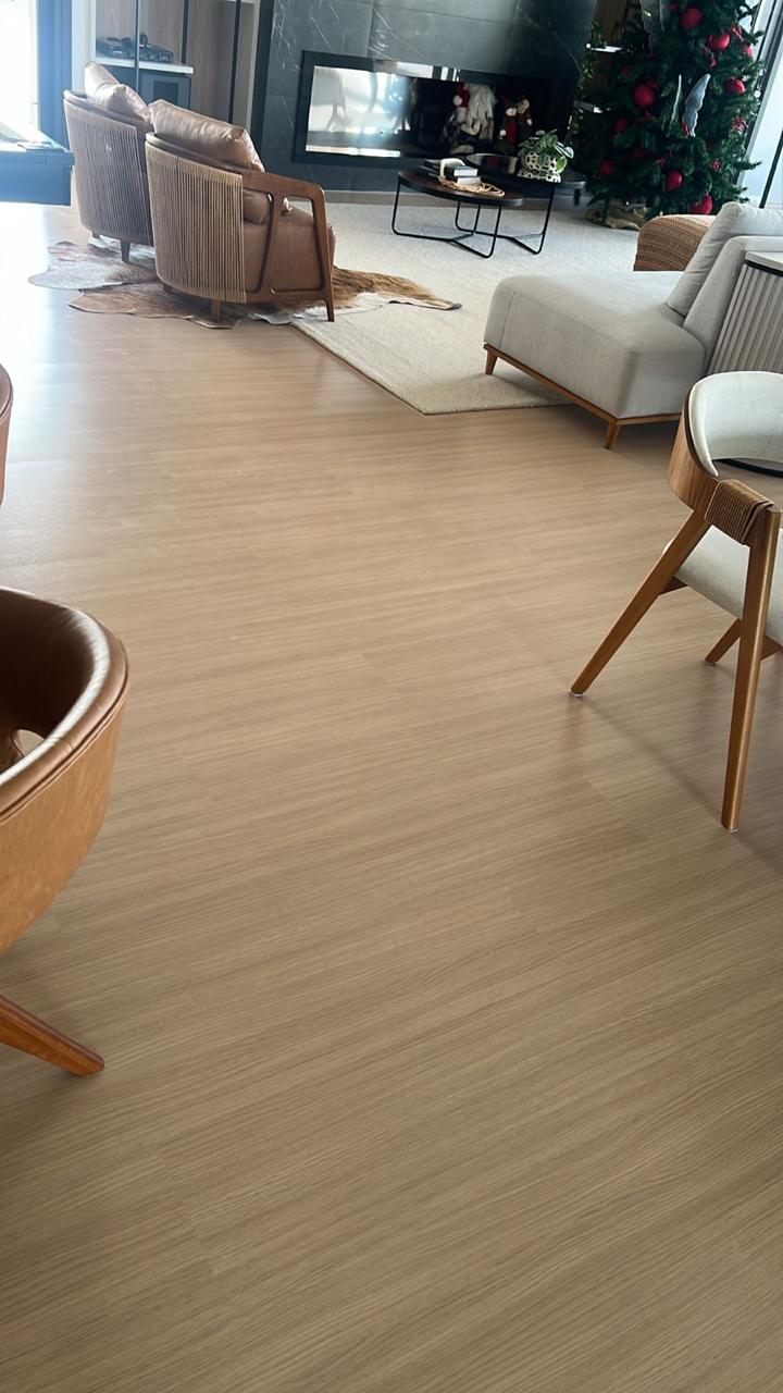 Piso vinílico em sala de estar com lareira