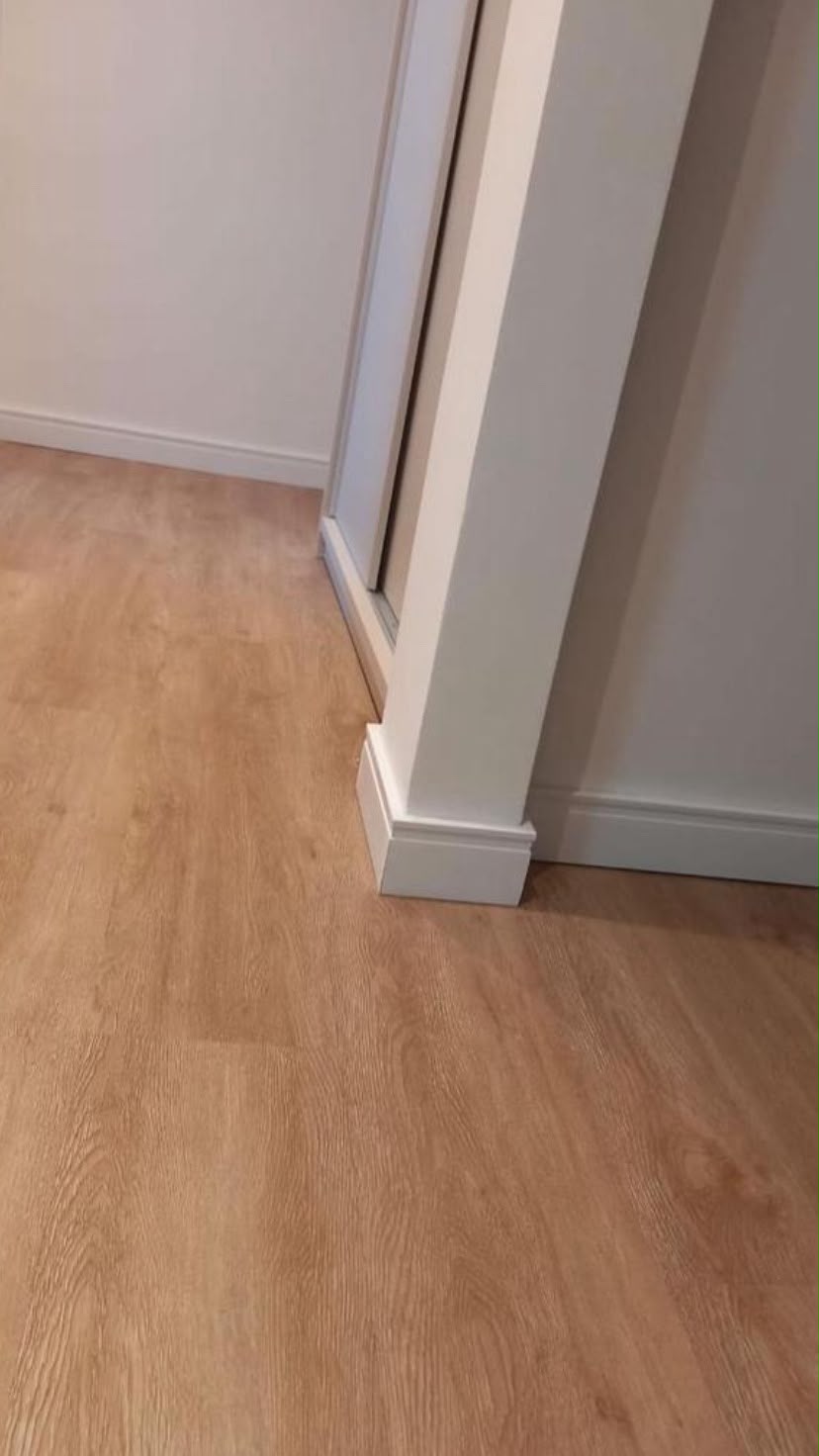 Detalhe de acabamento de rodapé branco