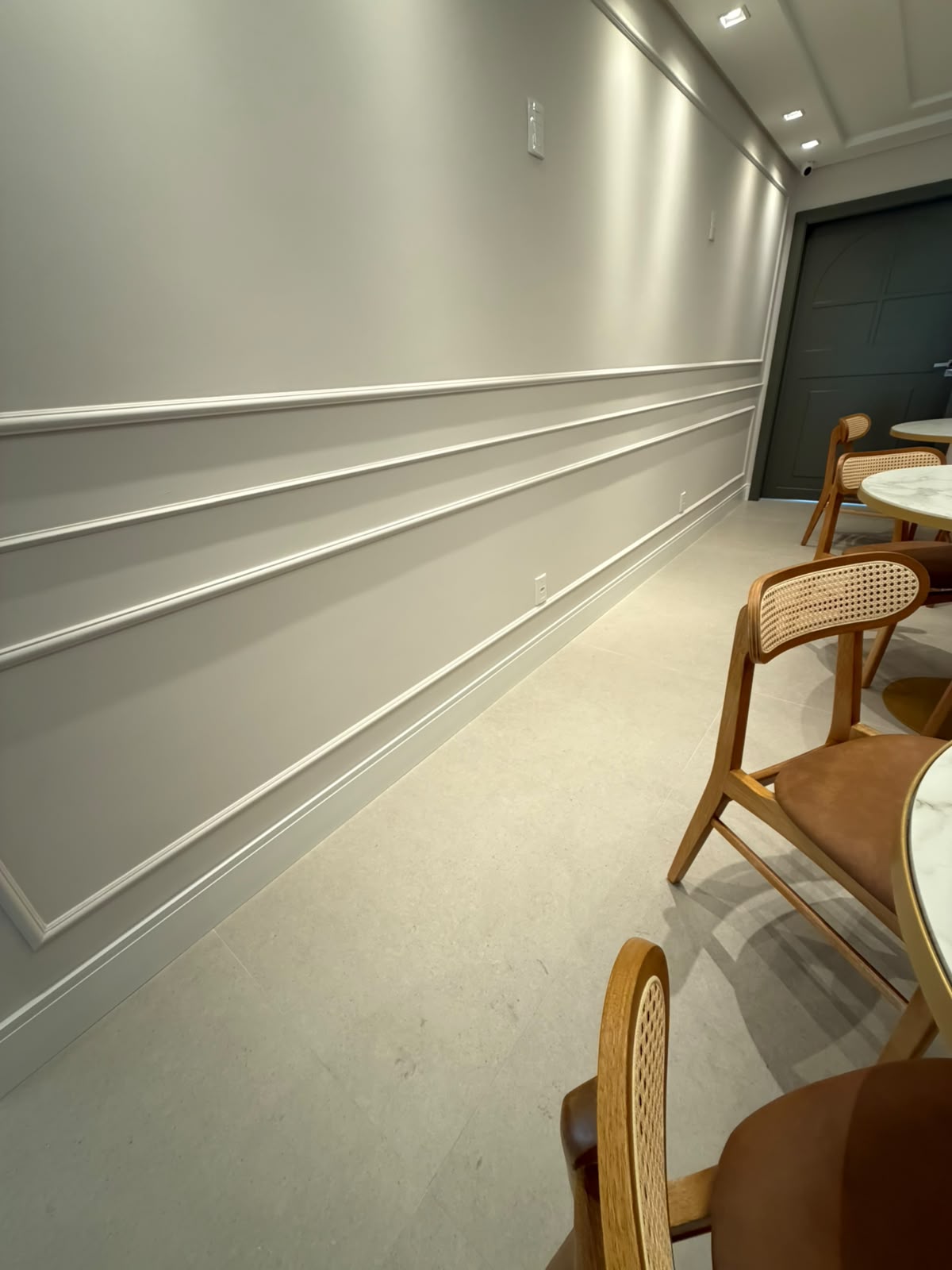 Boiserie com linhas horizontais em parede de ambiente comercial
