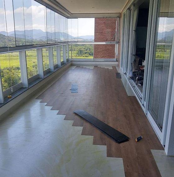 Instalação de piso vinílico em sacada envidraçada