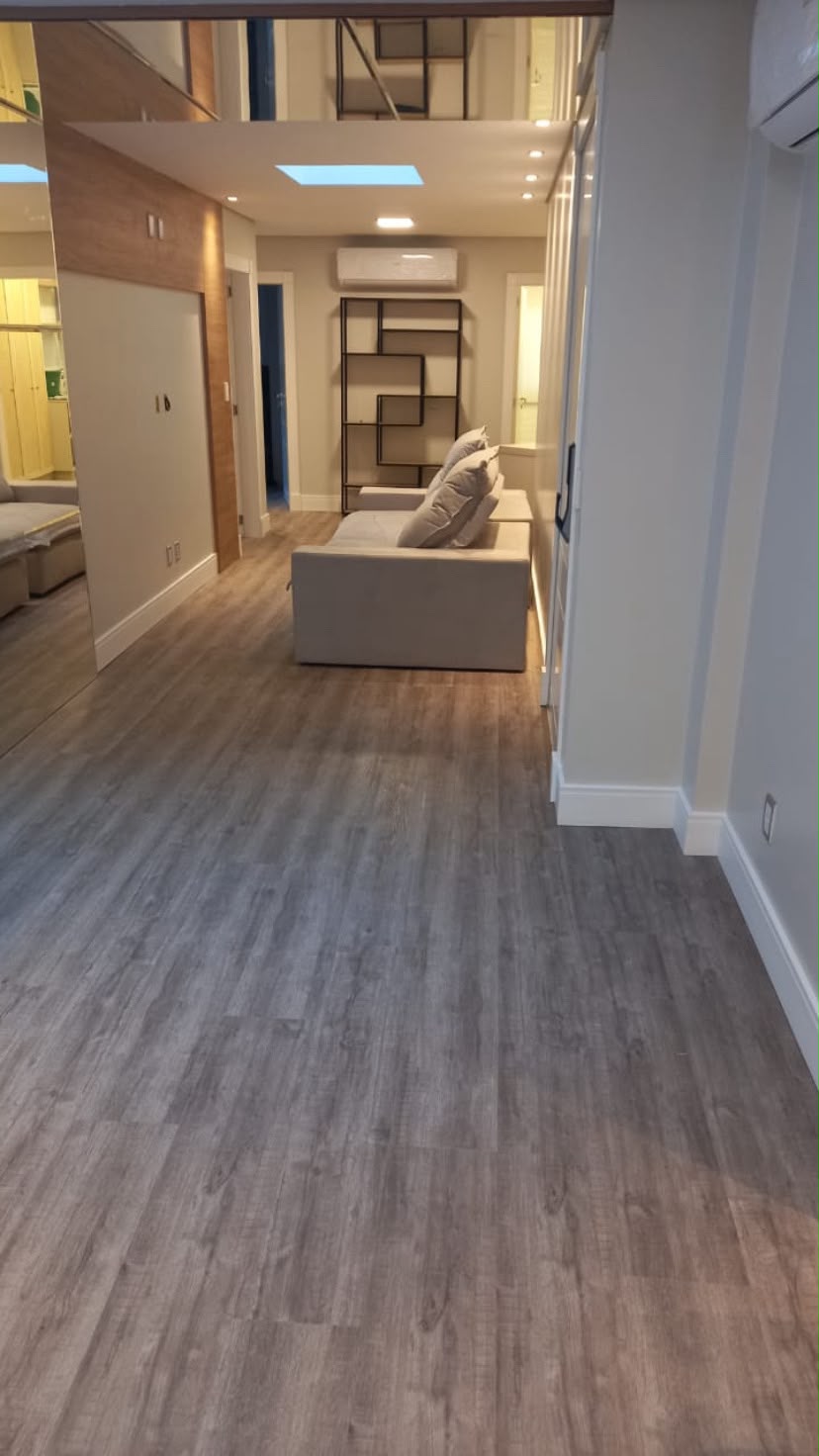 Piso vinílico cinza em sala de estar integrada