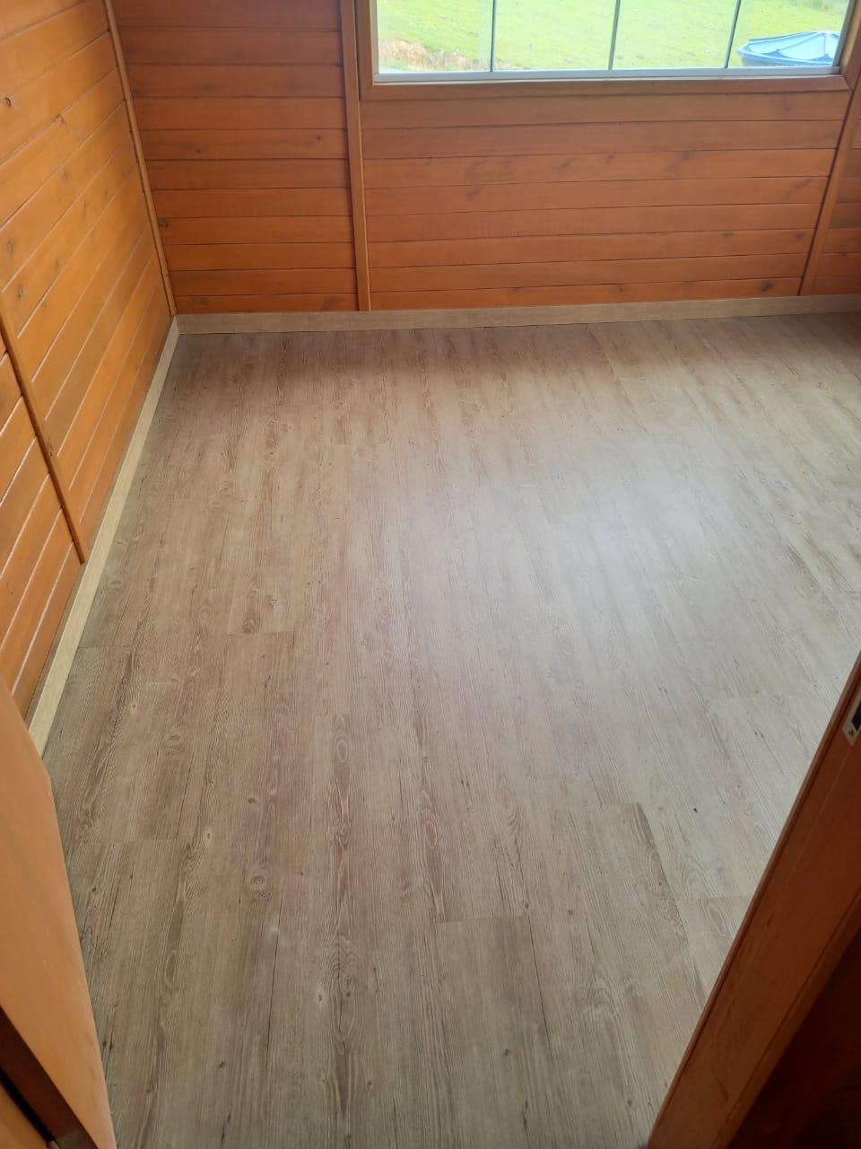 Piso vinílico instalado em casa de madeira