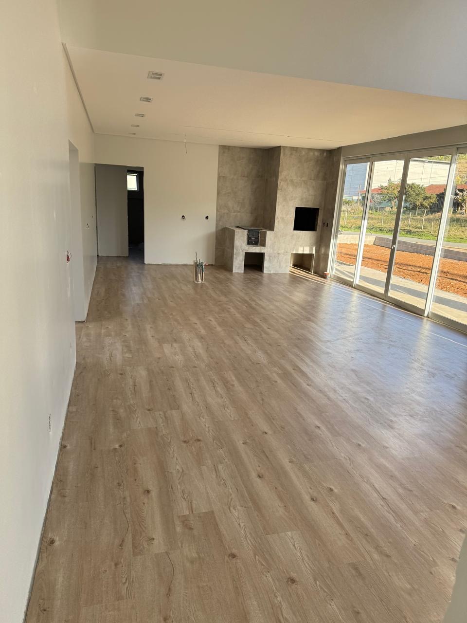 Piso vinílico em sala ampla com lareira