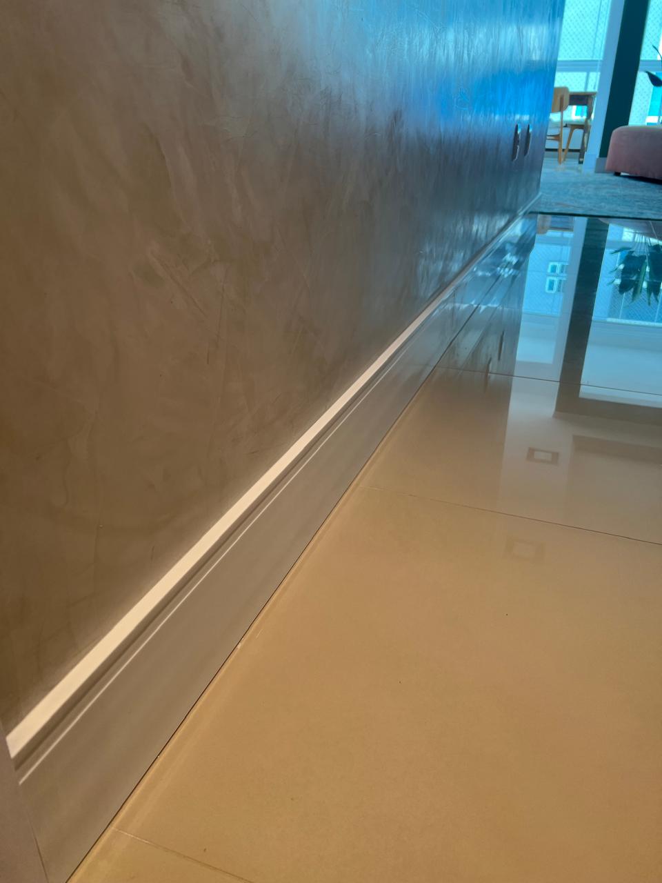 Rodapé branco instalado em ambiente com porcelanato acetinado