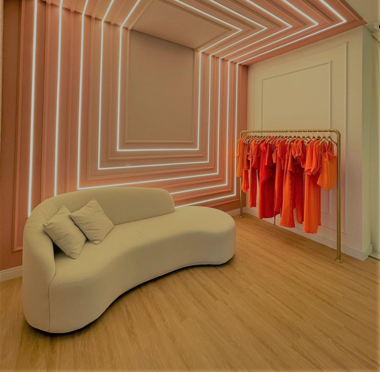 Boiserie com iluminação em LED em ambiente comercial