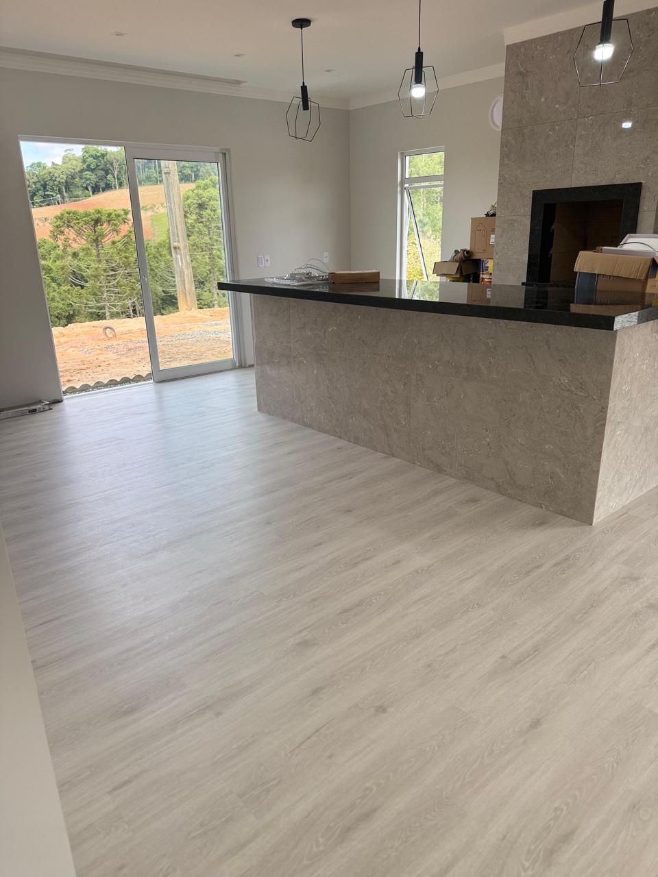 Piso vinílico cinza claro em cozinha com lareira