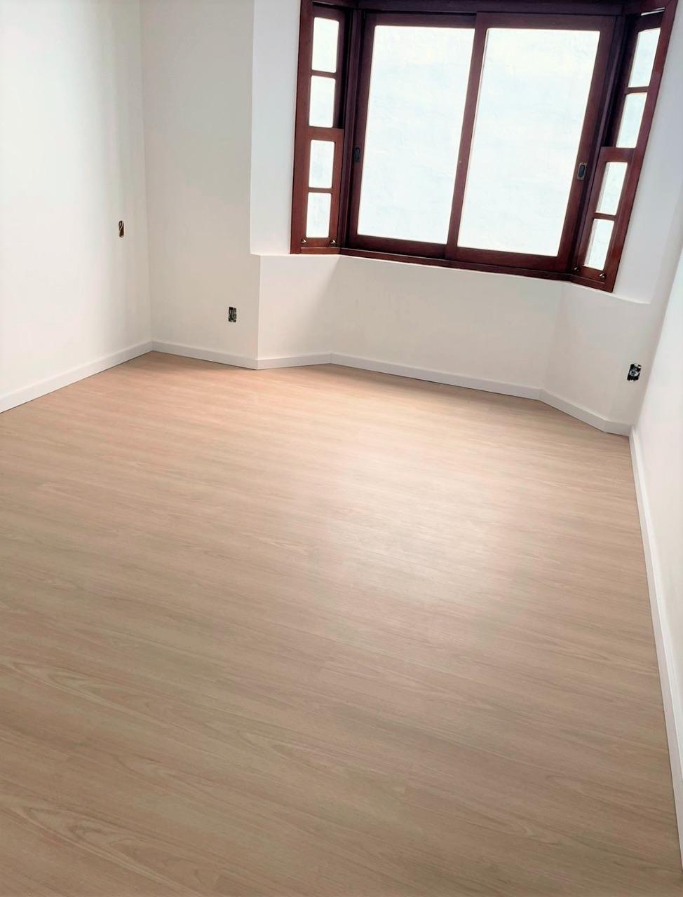 Piso vinílico claro instalado em quarto