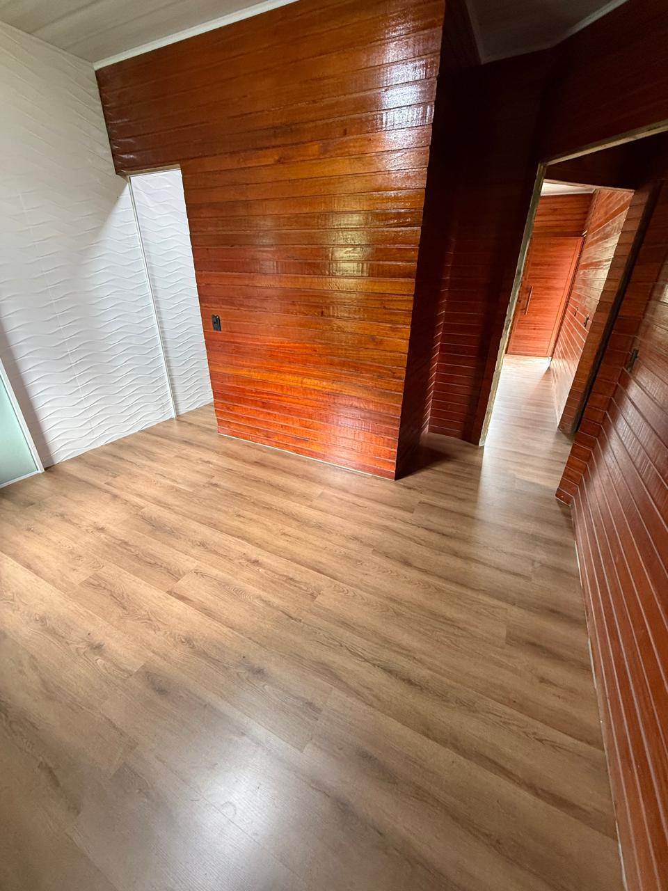 Piso vinílico em quarto de casa de madeira