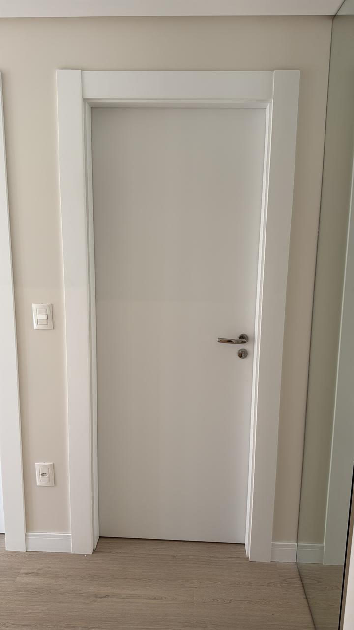 Porta branca com guarnição larga instalada