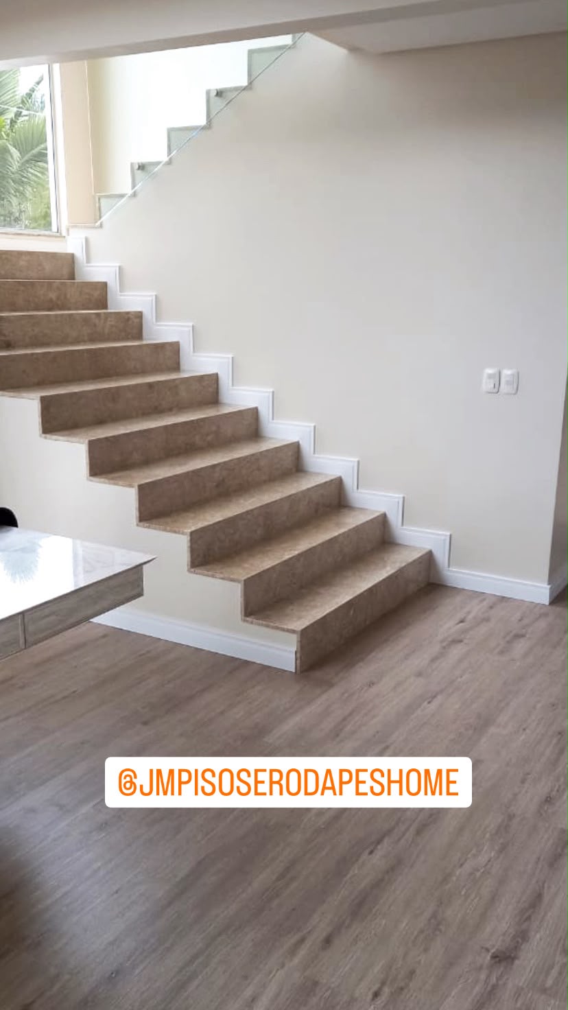 Escada com rodapé branco acompanhando os degraus