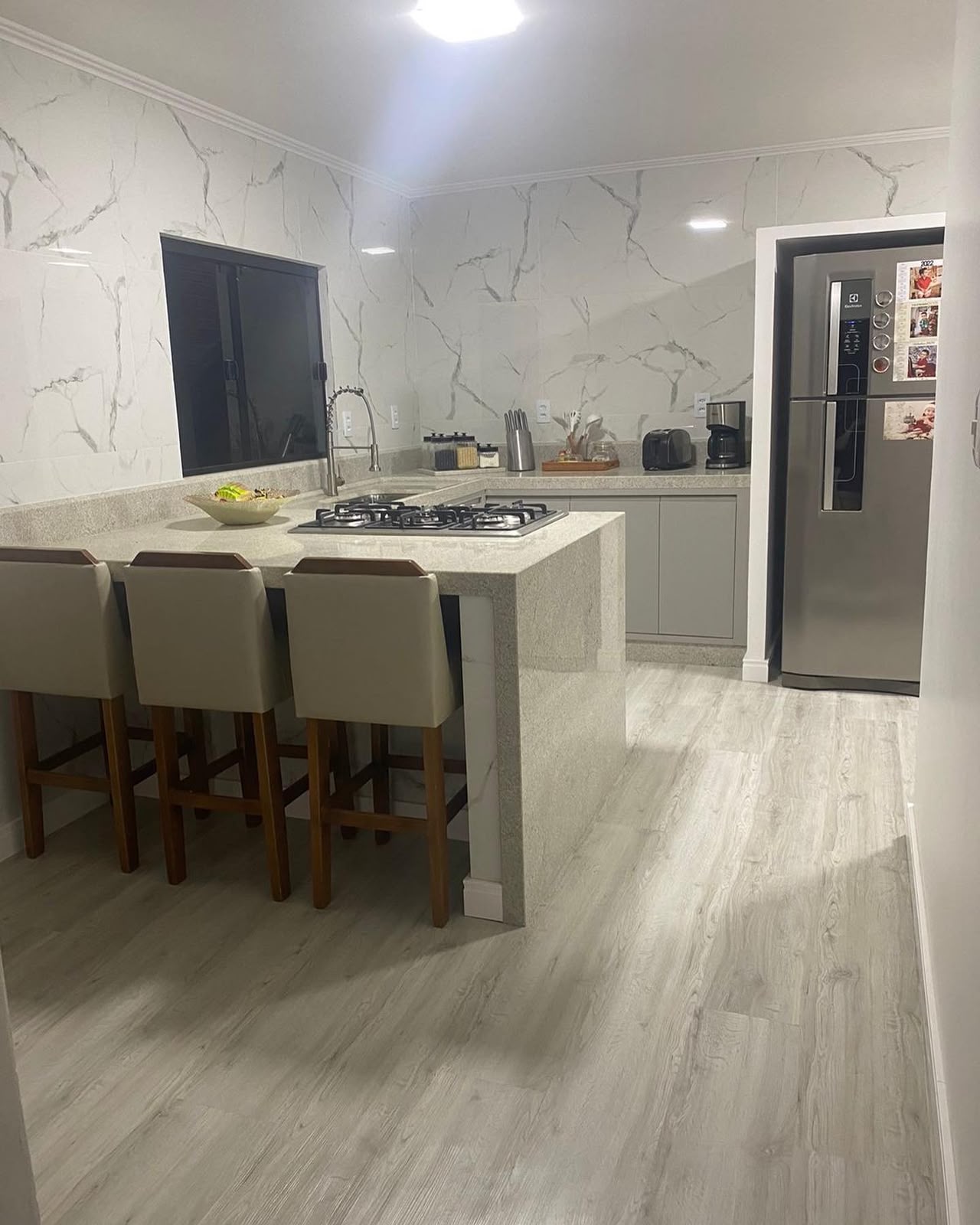 Piso vinílico cinza em cozinha com revestimento marmorizado