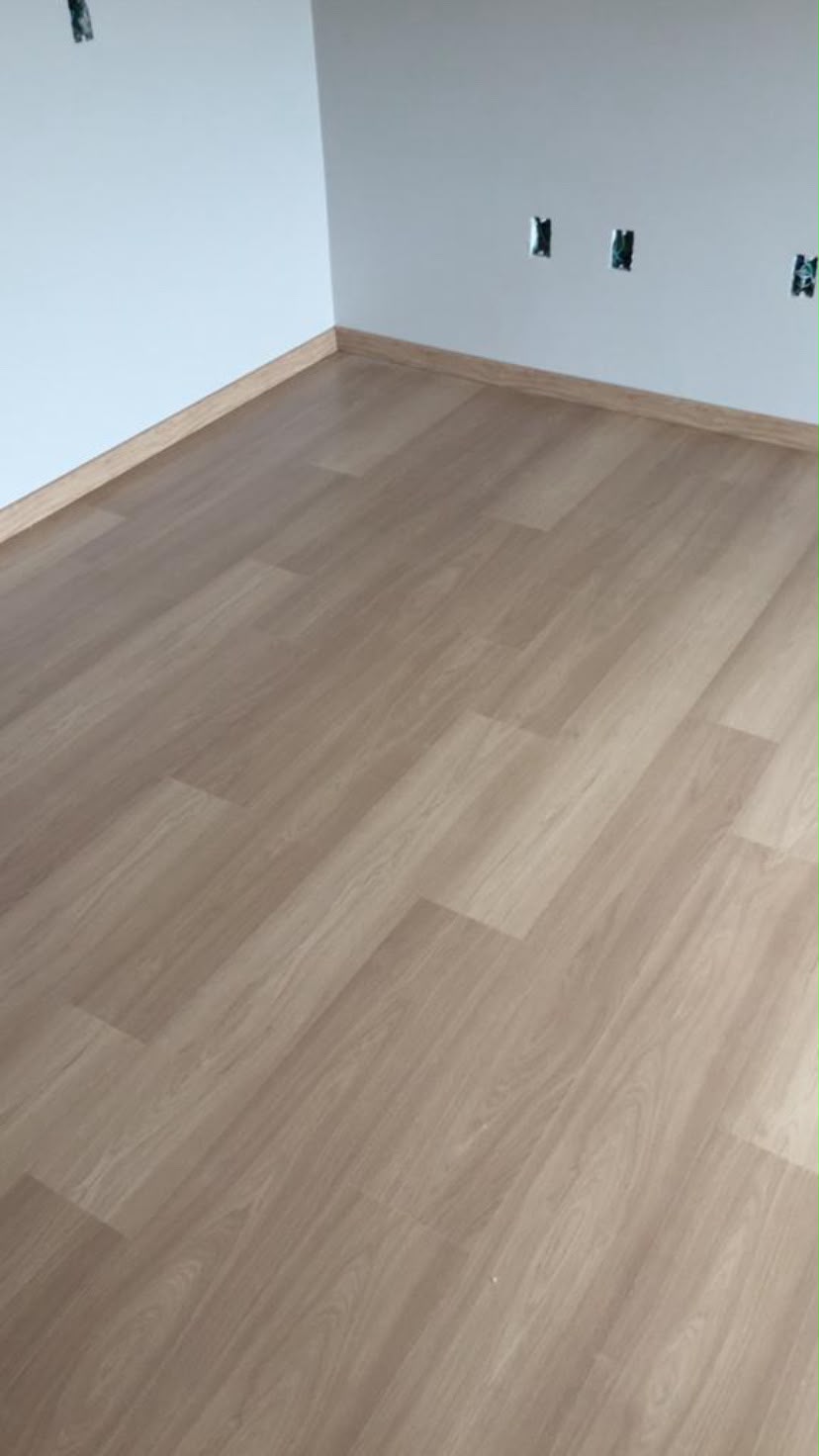 Piso laminado claro instalado em quarto
