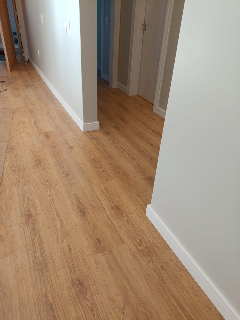Piso laminado instalado em corredor amplo