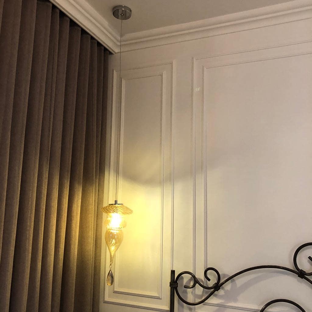 Boiserie branca em quarto com iluminação decorativa