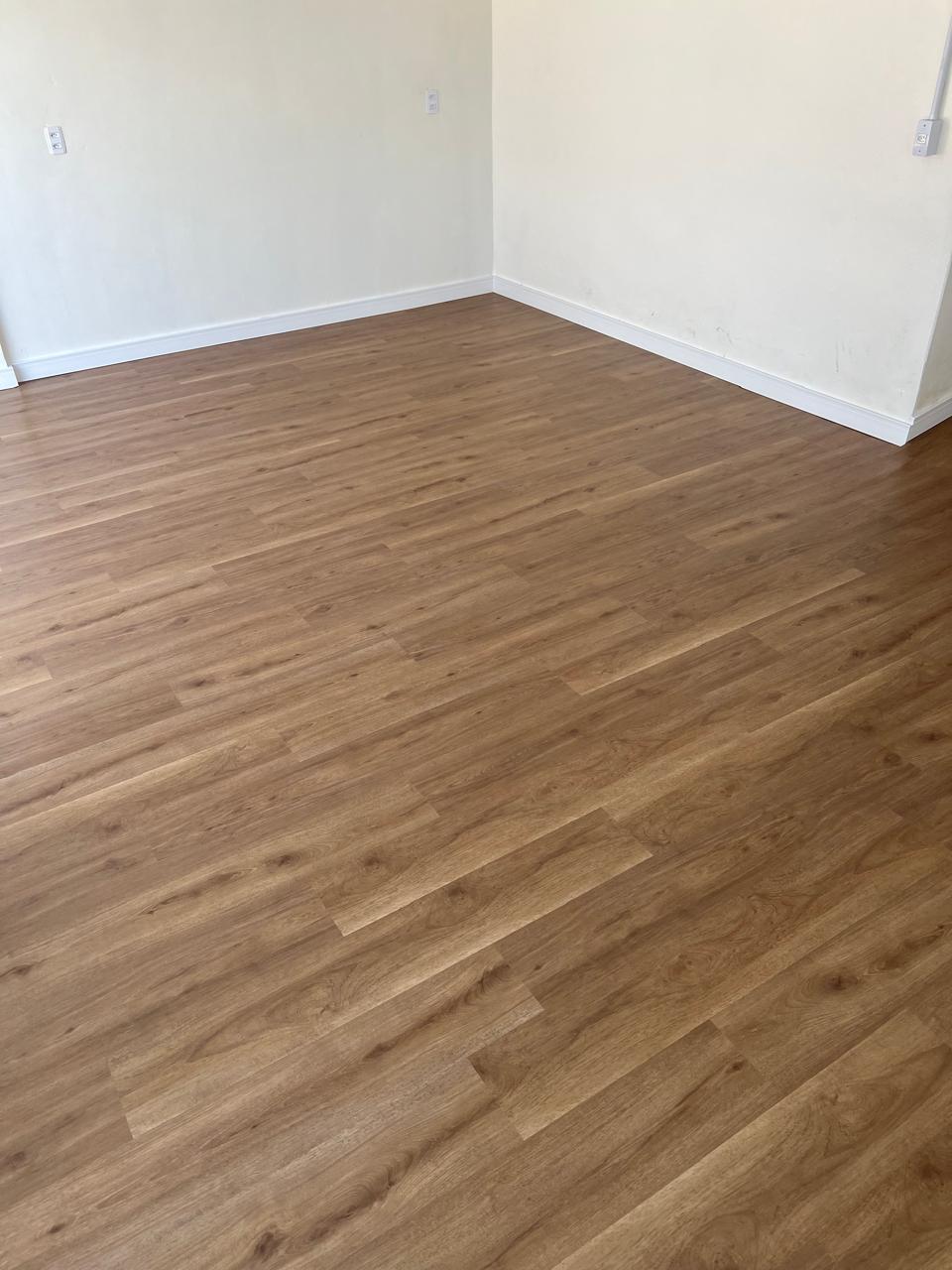 Piso vinílico amadeirado instalado em quarto
