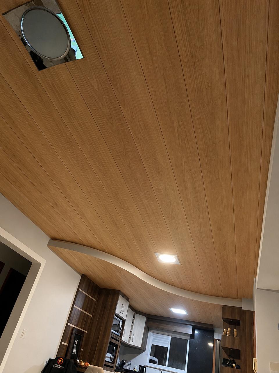 Forro amadeirado instalado em cozinha