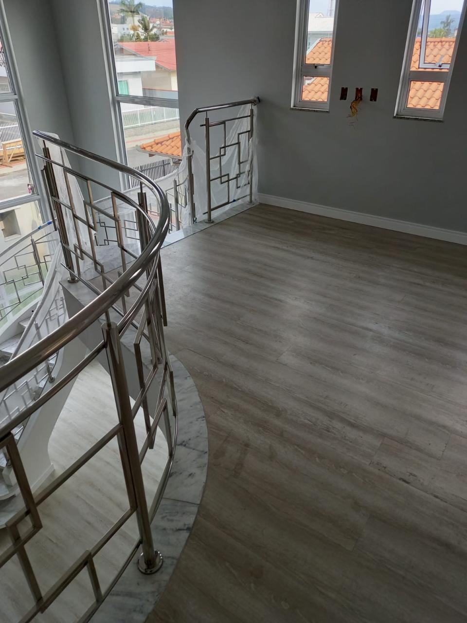 Piso vinílico tom cinza em ambiente com escada