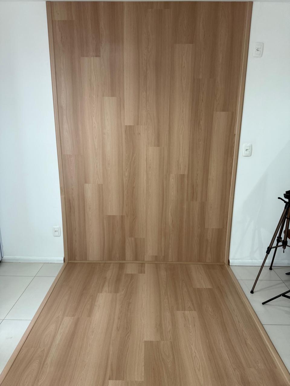 Piso e parede revestidos com laminado amadeirado