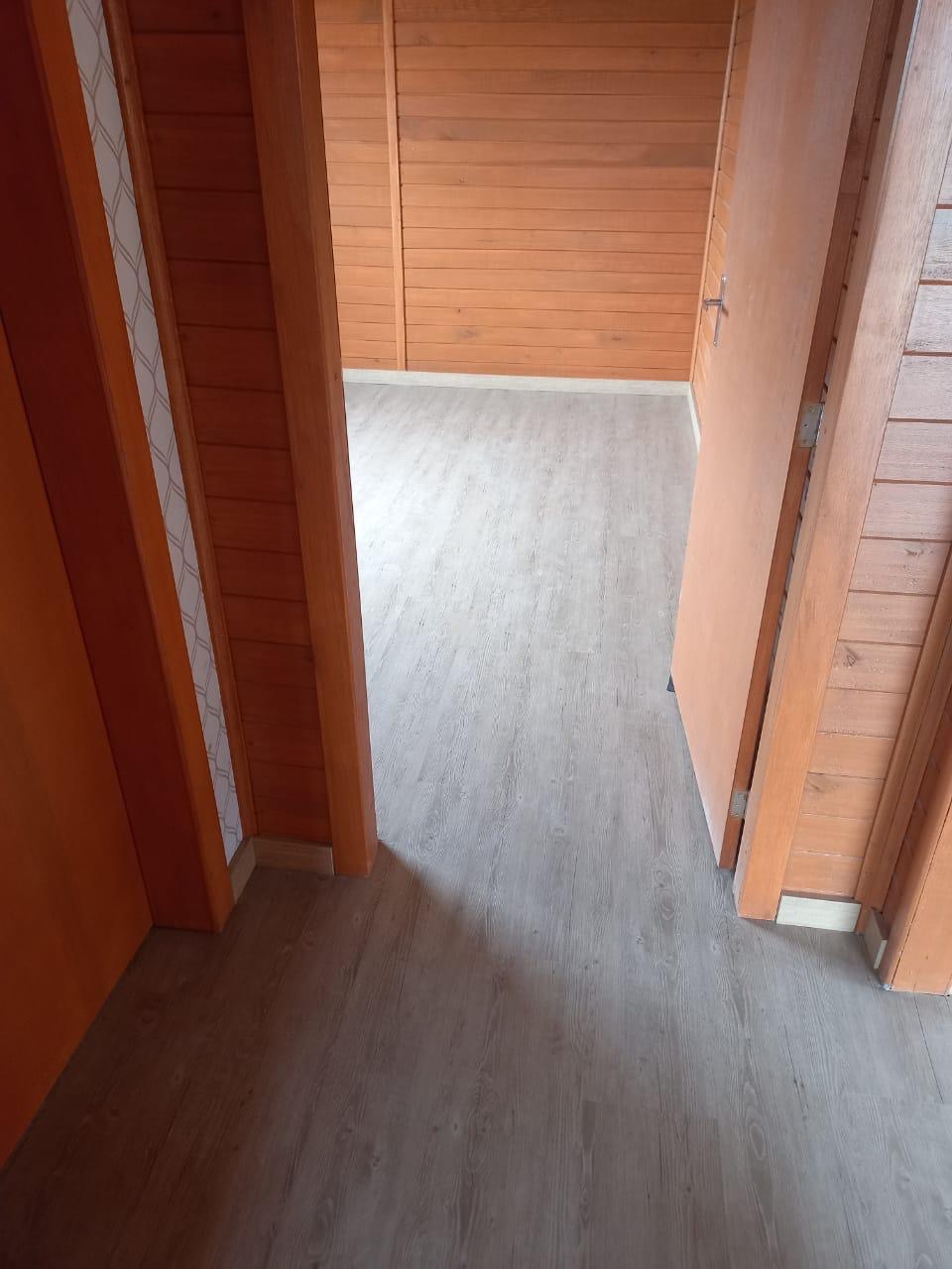 Piso vinílico em corredor de casa de madeira