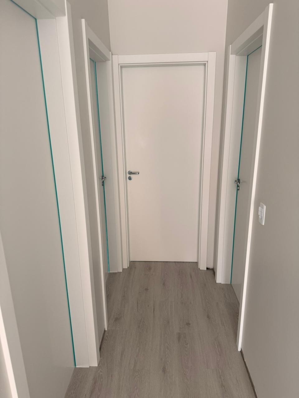 Portas e batentes brancos instalados em corredor
