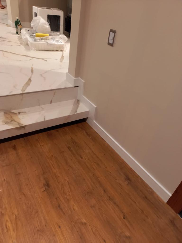 Piso laminado com rodapé branco em cozinha